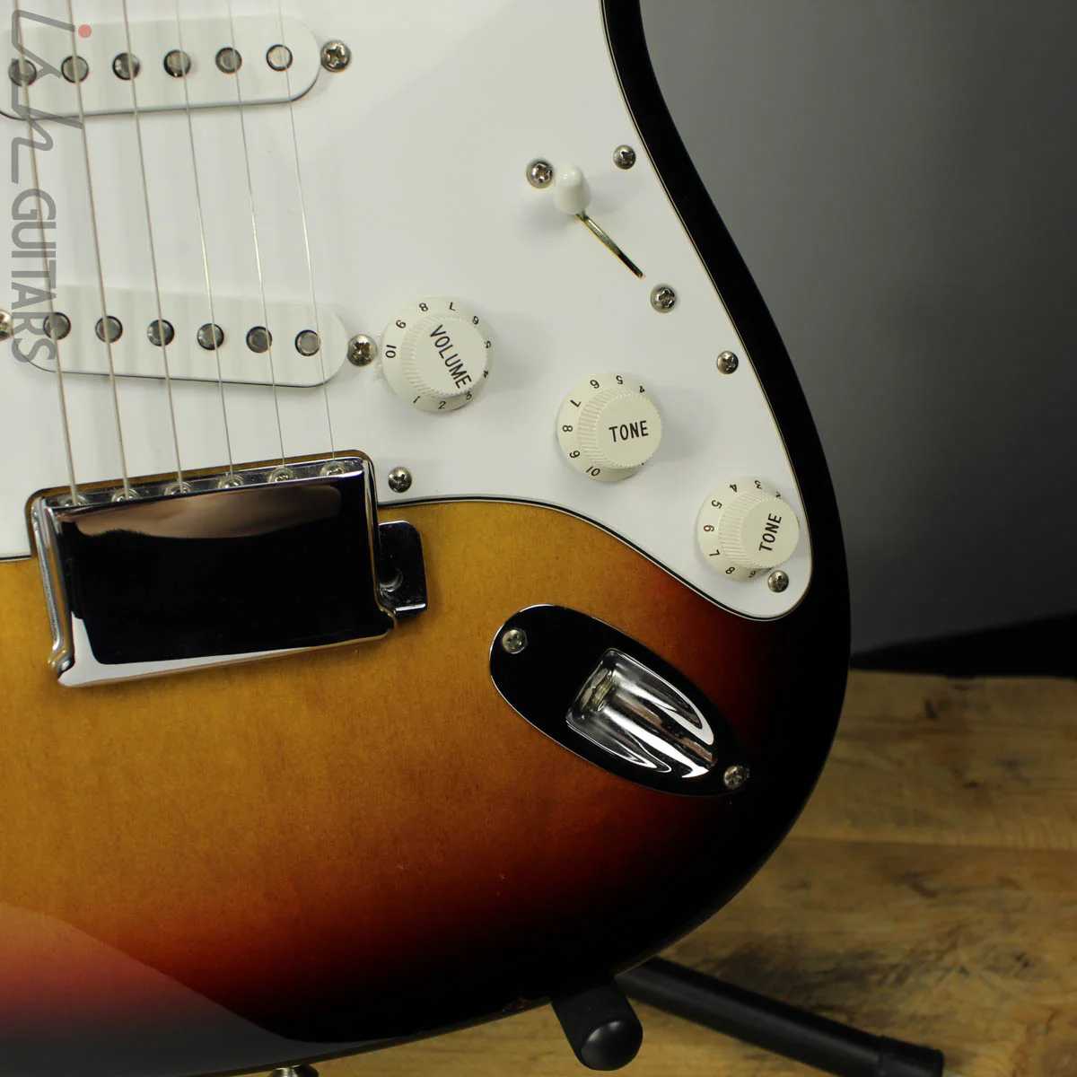 1999 Fender Custom Shop NOS 60’s Style Stratocaster Three Tone Sunburst - Image 4