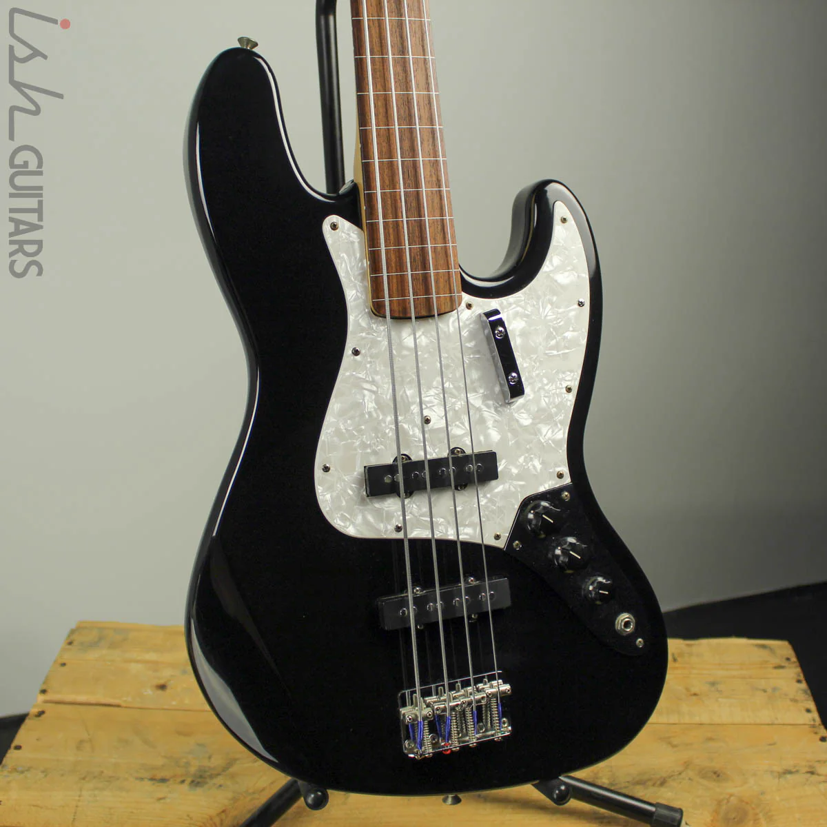 2000 Fender MIM Fretless Jazz Bass Black