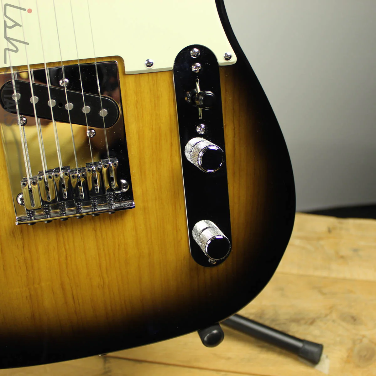 2006 Fender Telecaster Deluxe Sunburst - Image 3