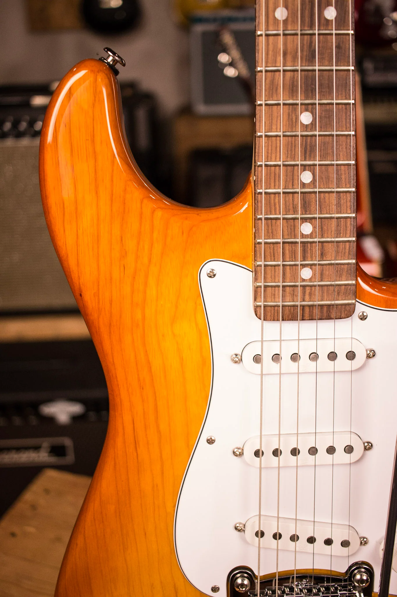 2015 G&L Legacy Honeyburst Maple Neck Rosewood Fingerboard Custom - Image 3