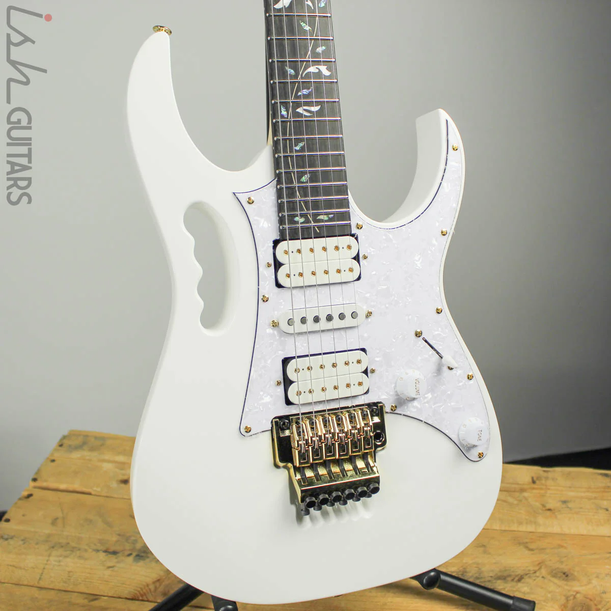 Ibanez Premium Steve Vai JEM7VP White